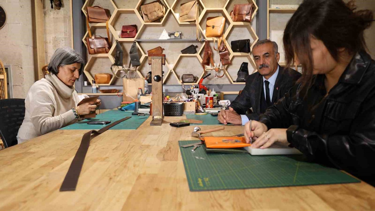 Kırşehir’de Ahi Evran’ın mesleği deri işlemeciliği modern tasarımlarla yeniden hayat buluyor
