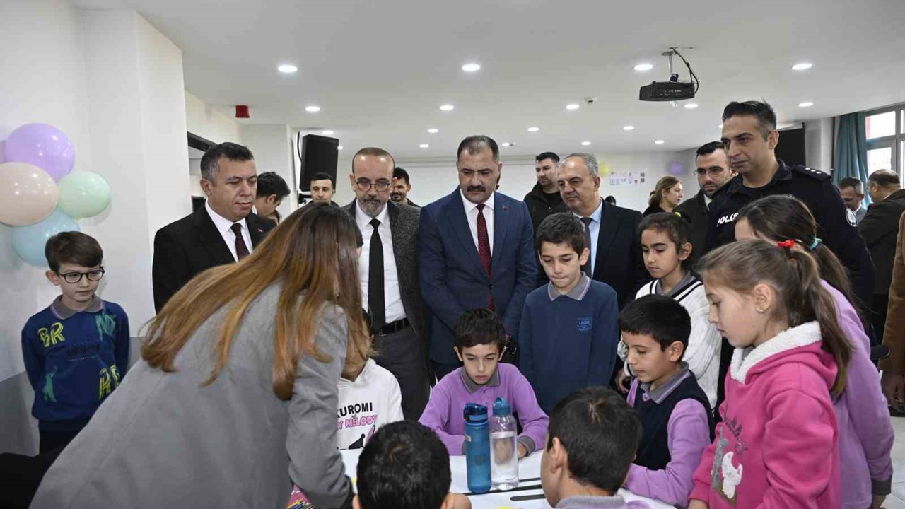 Demirci’de öğrenciler insan haklarını atölyelerde keşfetti
