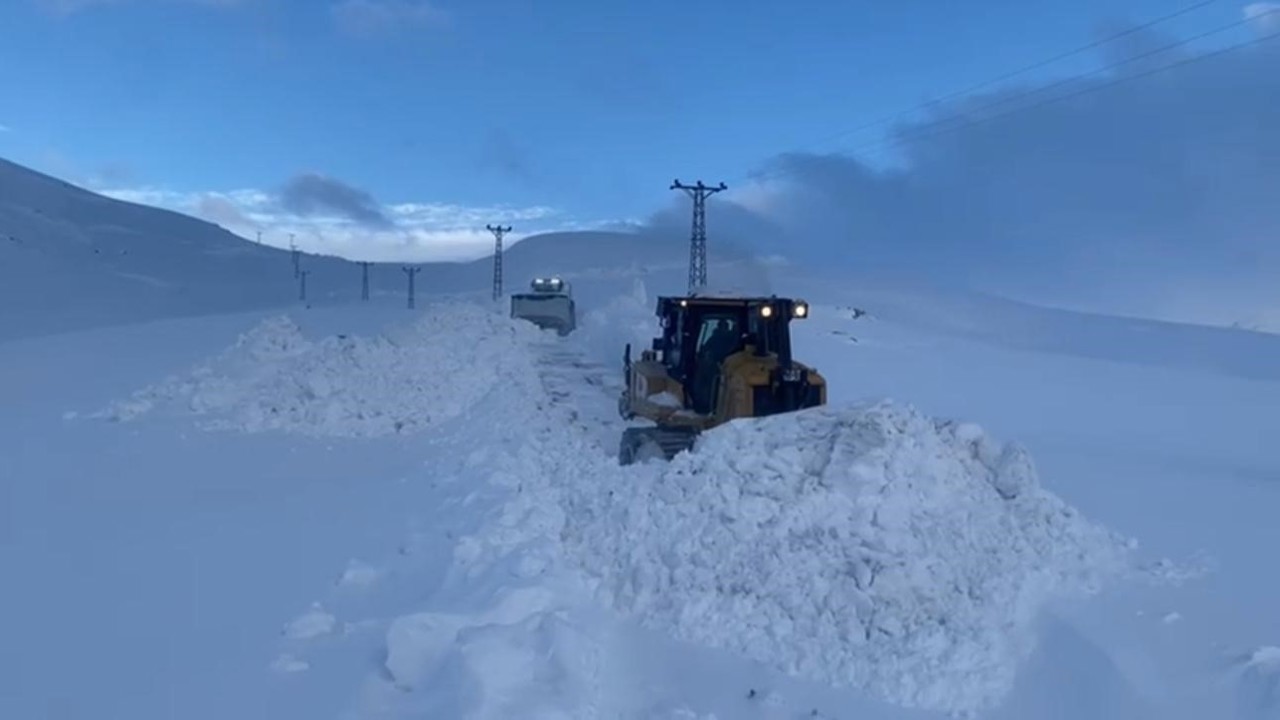 Böyle kar görülmedi: Kalınlık dozeri aşıyor
