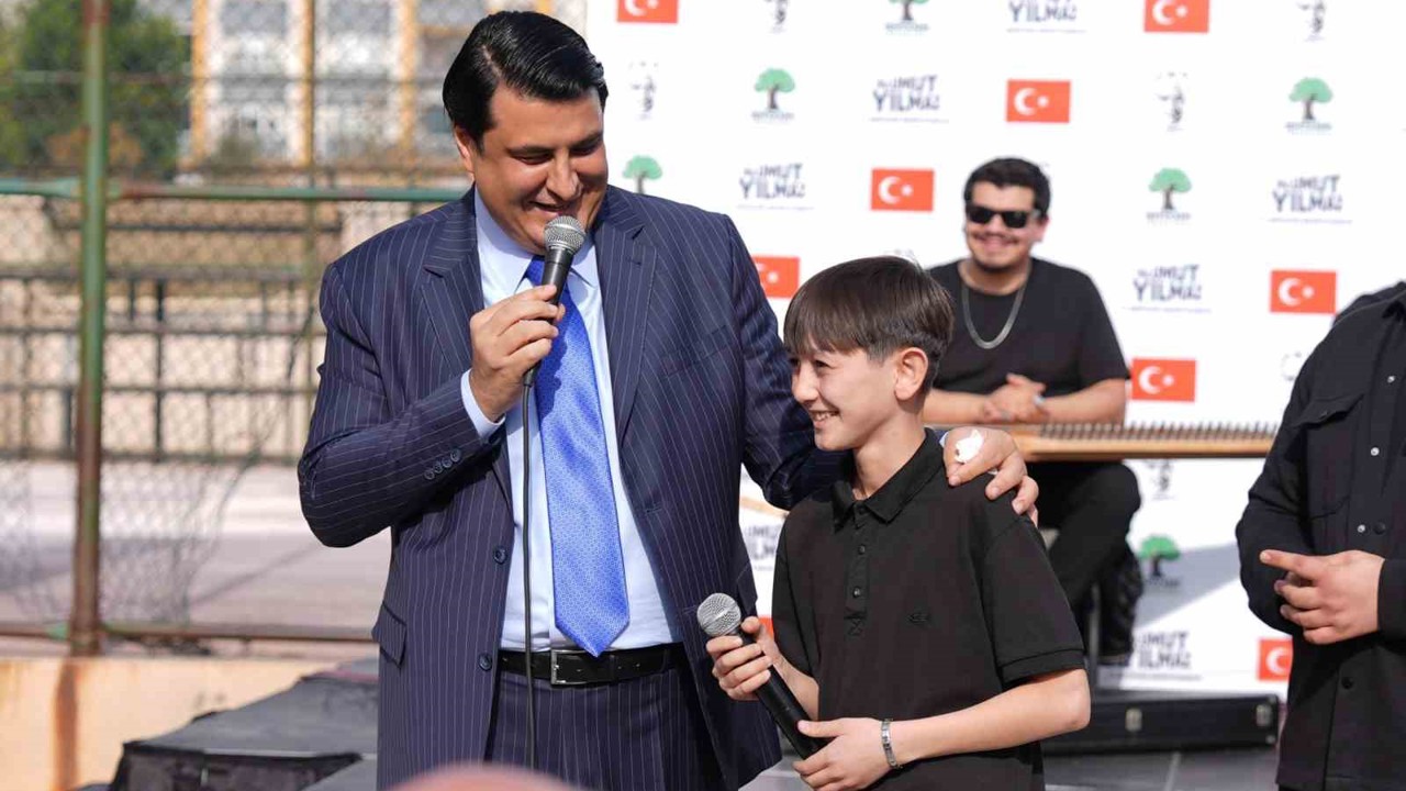 Başkan Yılmaz gençlerle bir arada
