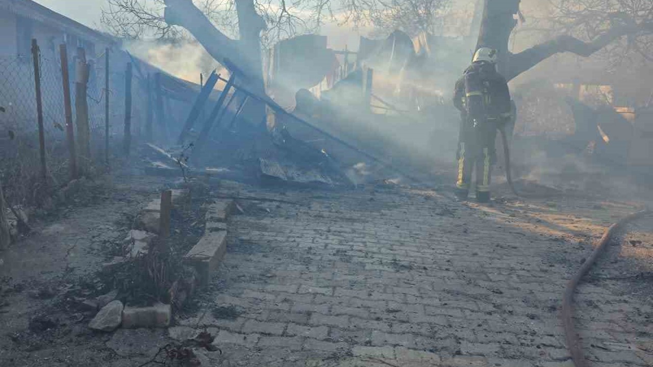Korkuteli’nde yanan ev kullanılamaz hale geldi
