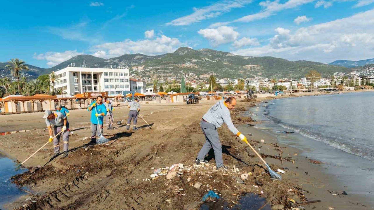 Alanya’da yağışın izleri silinmeye çalışılıyor
