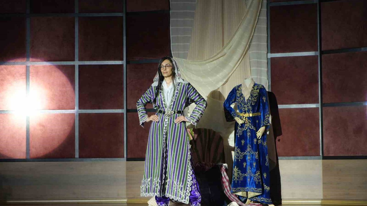 Asırlar önce kadınların giydiği kıyafetler defilede sergilendi
