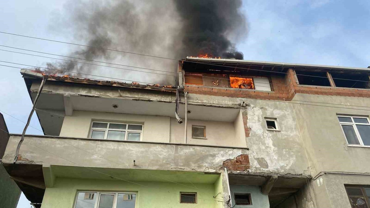 Çatı katı alev topuna döndü
