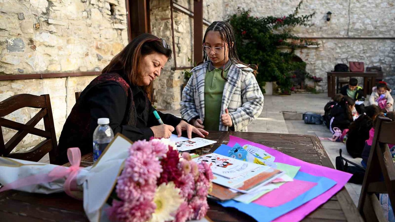 Kuşadası’nda çocuklara hem kitap hem hayvan sevgisi aşılandı
