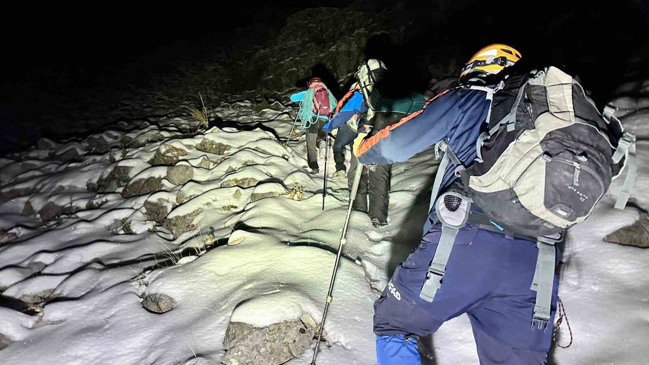 Karla kaplı dağa tırmanıp mahsur kalan 3 arkadaş kurtarıldı
