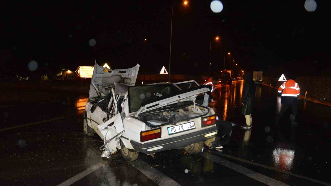 Otomobil tıra çarptı: 4 yaralı
