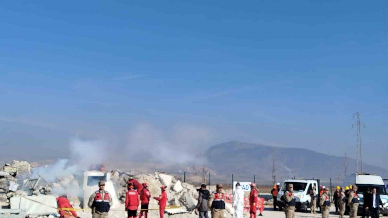 Denizli’de 5.6 büyüklüğünde deprem senaryosu tatbikatı
