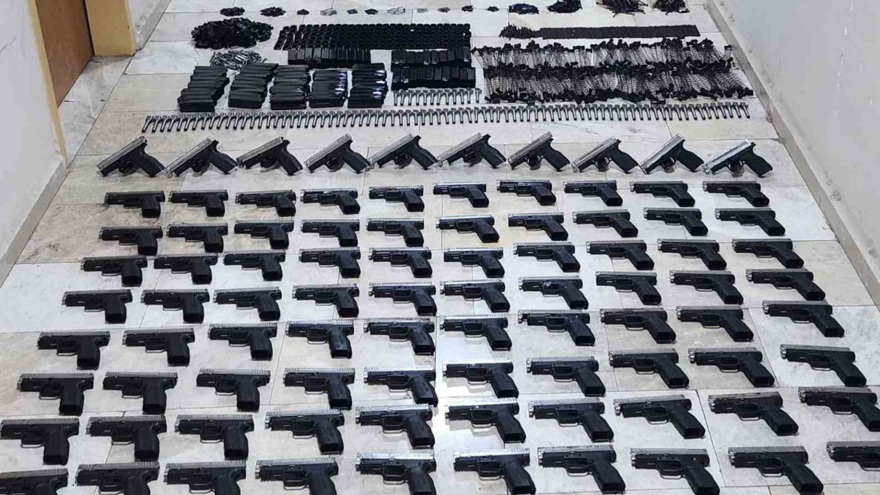 Bagajdan silah deposu gibi 90 adet ruhsatsız tabancı çıktı
