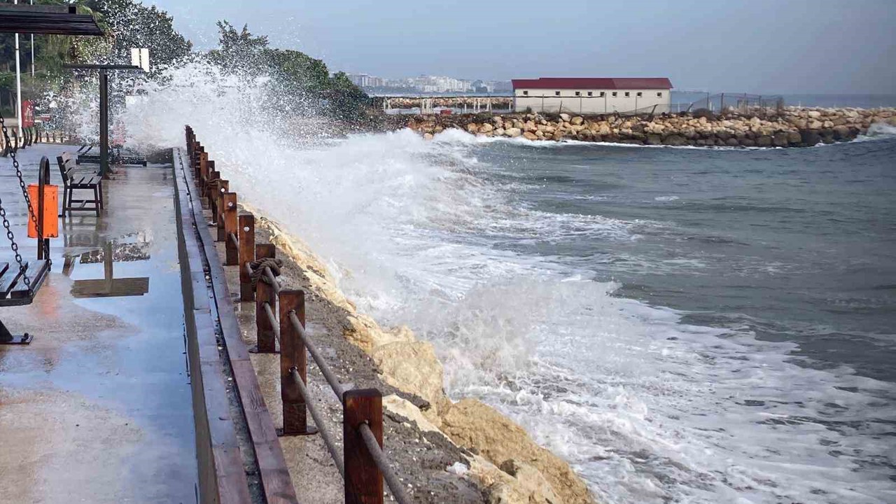 Doğu Akdeniz’de dev dalgalar kıyıları dövdü
