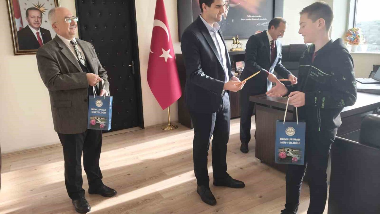 Dumlupınar’da bilgi yarışmasında dereceye giren öğrenciler ödüllerini aldı
