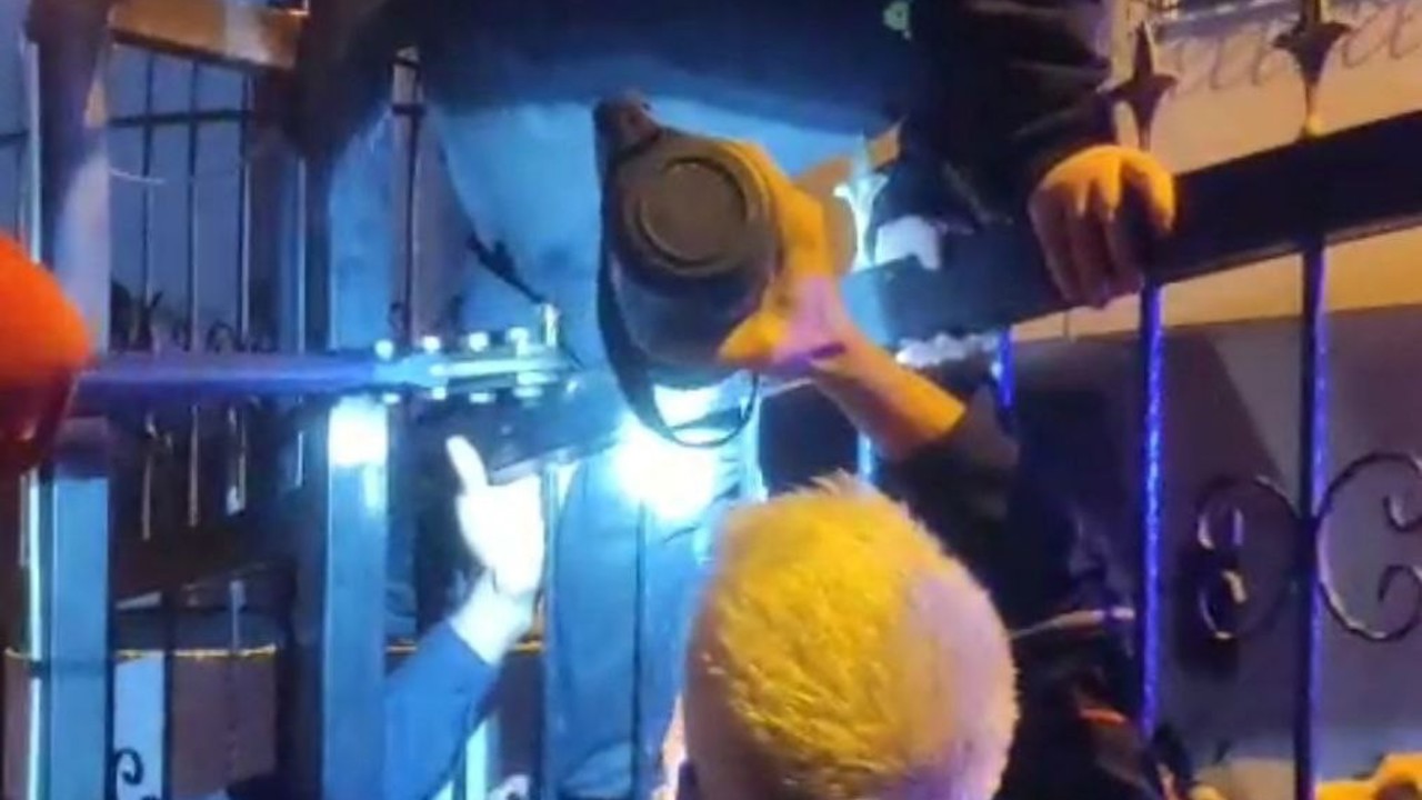 Bacağına demir korkuluk saplanan çocuk hastaneye kaldırıldı
