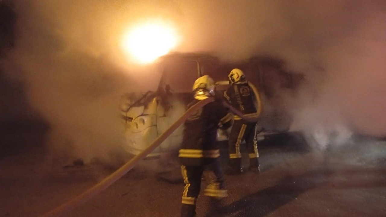 Park halindeki minibüs alev aldı
