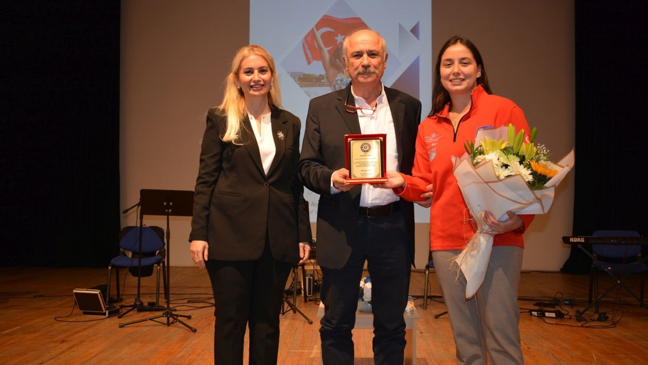 Milli yüzücü Bengisu, Ege Üniversitesinde başarı hikayesini anlattı
