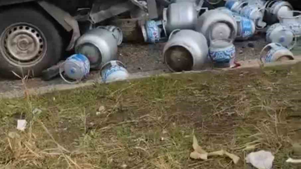 Diyarbakır’da tüplerin yola savrulduğu kaza ucuz atlatıldı
