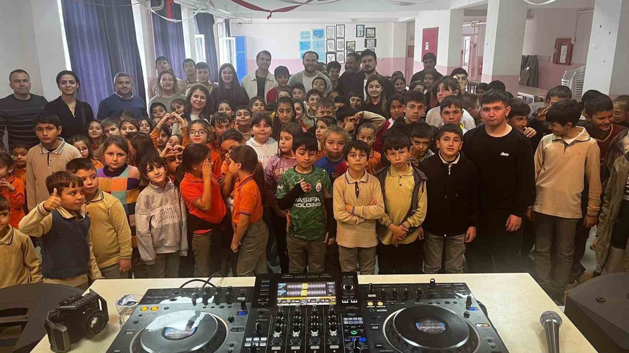 Eskişehir’de öğrenciler DJ ile buluştu
