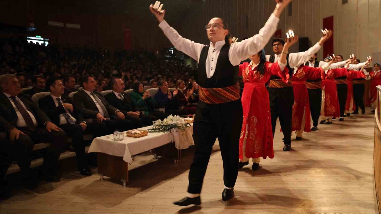 "Annem kanseri ikinci kez yendi" diyen öğrenci salonda dakikalarca alkışlandı
