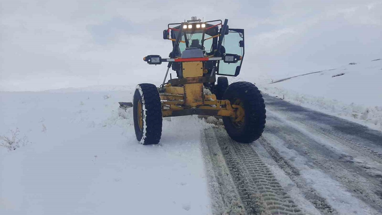 Eleşkirt’te kar yağışı sonrası kapanan köy yolları ulaşıma açıldı
