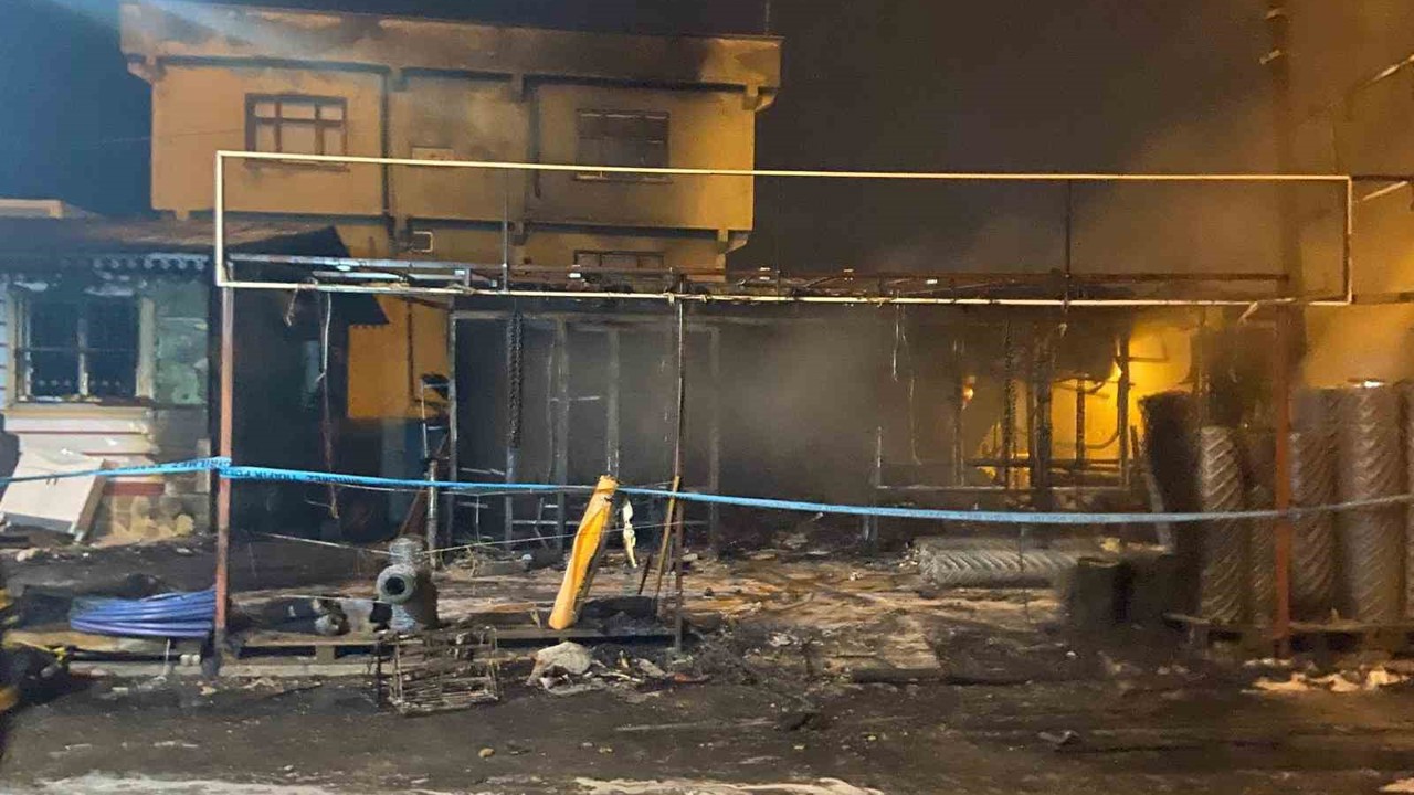 Diyarbakır’da hırdavat dükkanı alevlere teslim oldu
