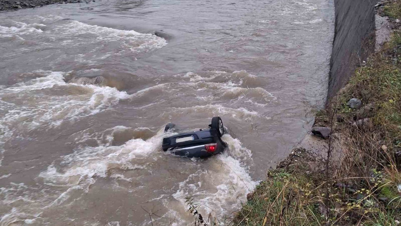 Giresun’da araç dereye uçtu: 2 ölü
