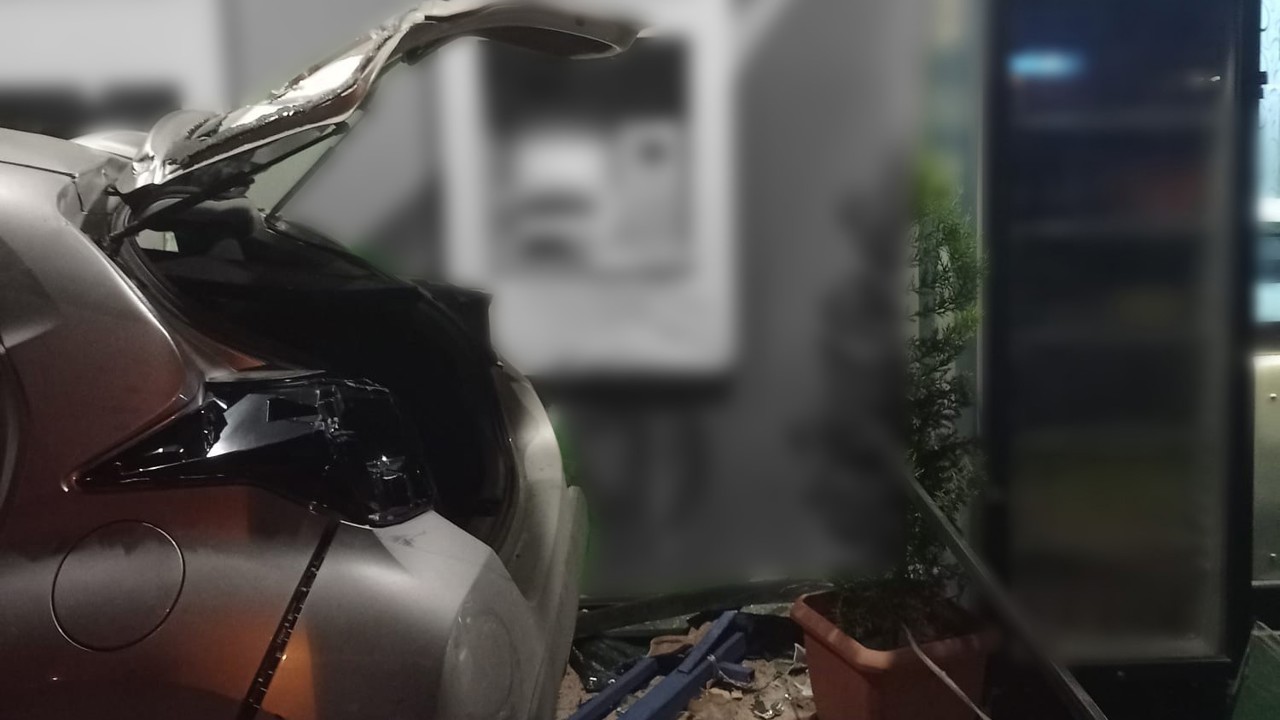 Takla atan araç banka şubesine çarparak durabildi: 2 yaralı
