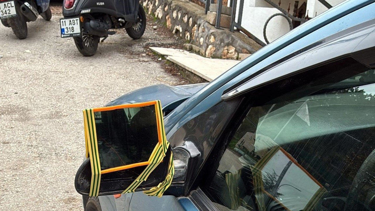 Dikiz aynası kırılan sürücü çareyi böyle buldu
