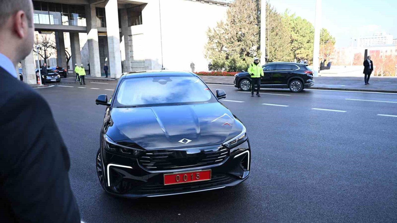 Bakan Kacır bütçe görüşmelerine Togg T10F ile geldi
