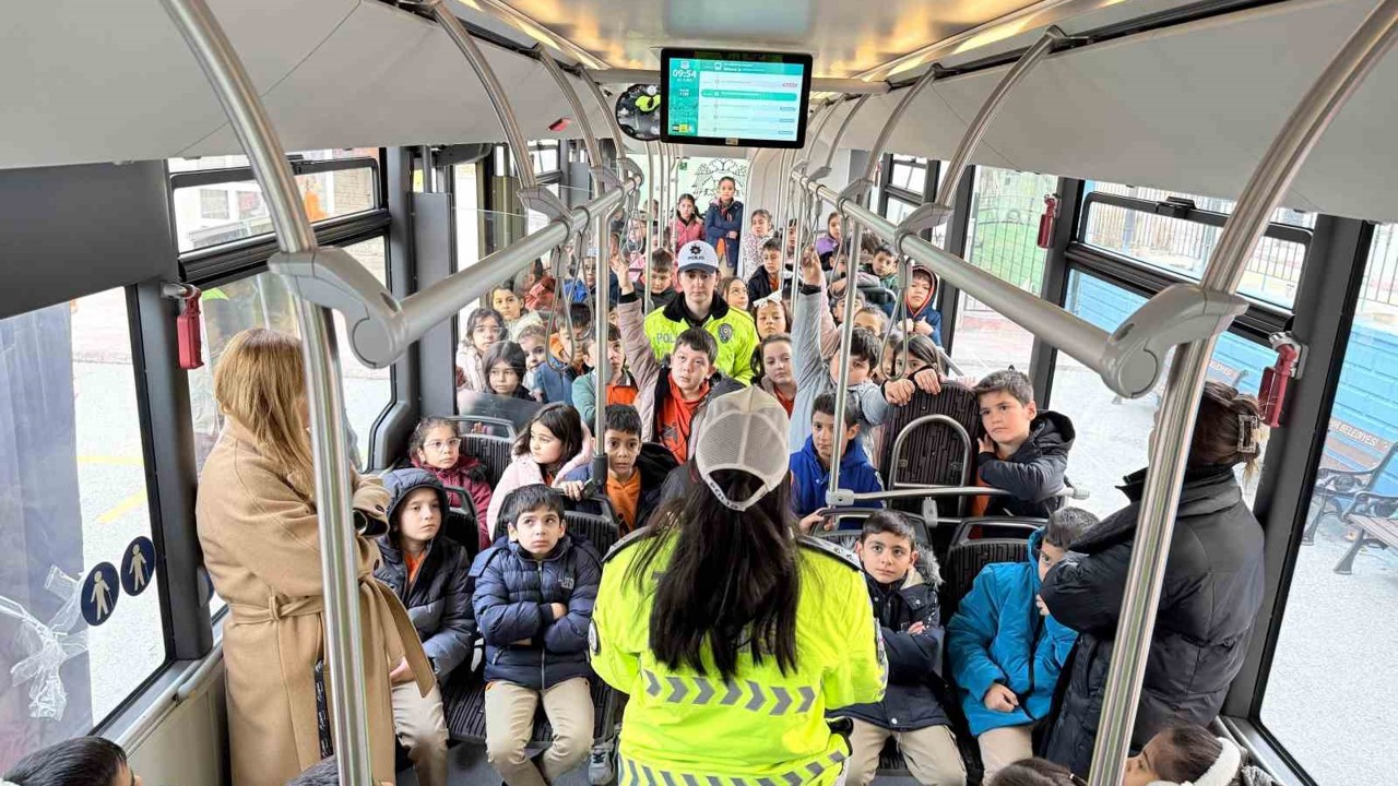 Konya Büyükşehir’in nezaket otobüsü öğrencilere trafik kültürünü aşılıyor
