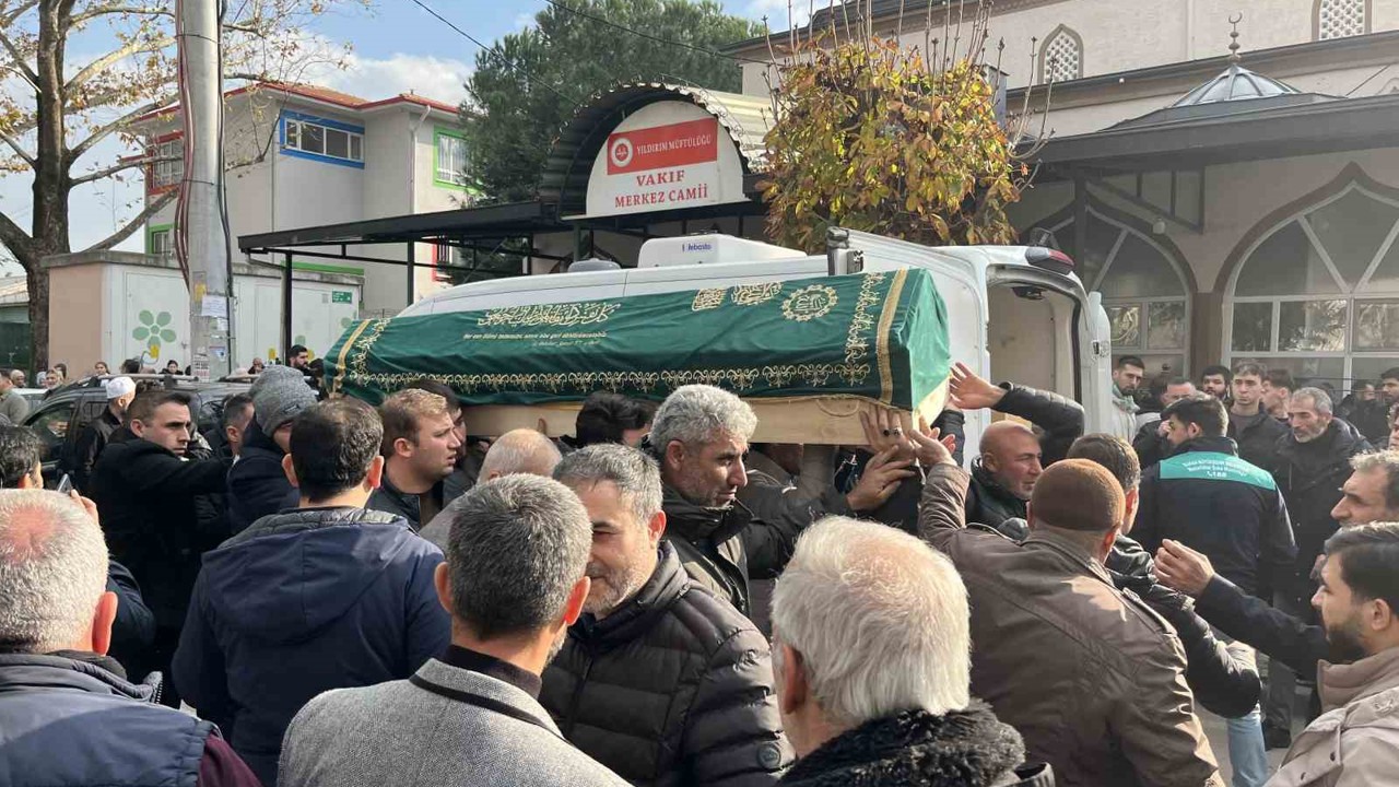Bursa’da 3 gün aranıp Mudanya sahilde cesedi bulunan 19 yaşındaki Berat Yavuz toprağa verildi
