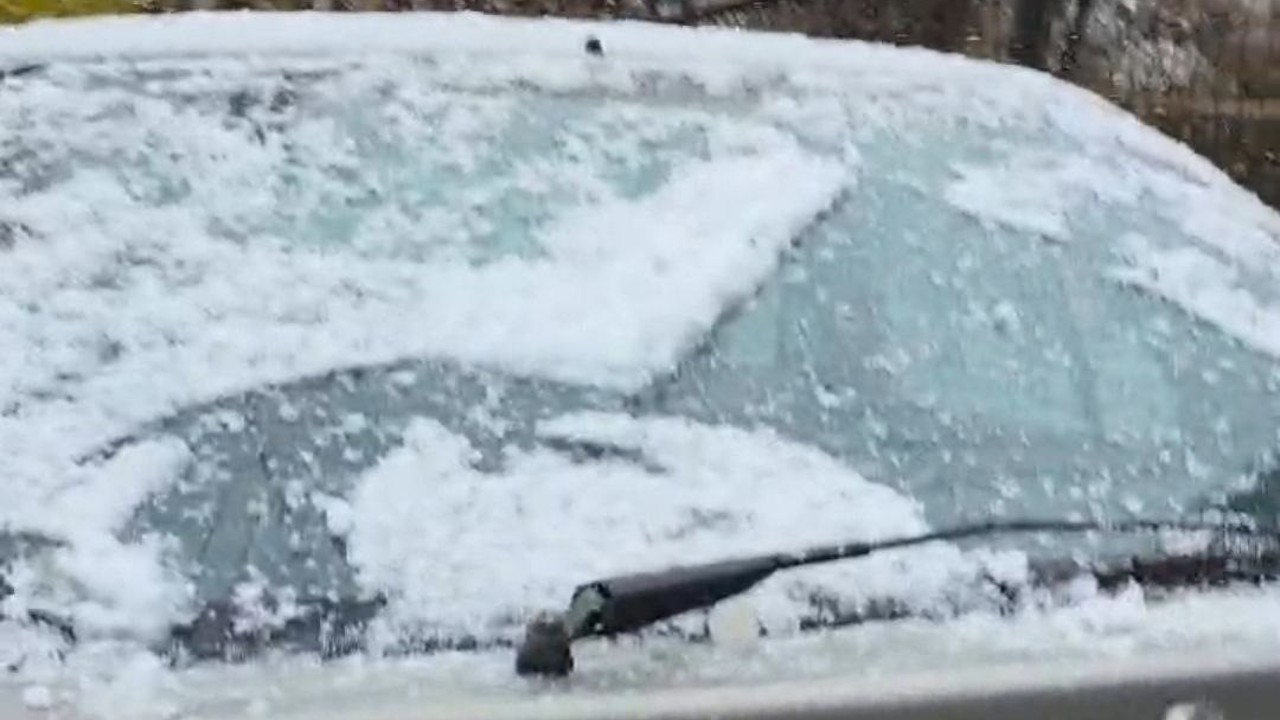 Tufanbeyli’de kısa süreli yağan kar sevindirdi
