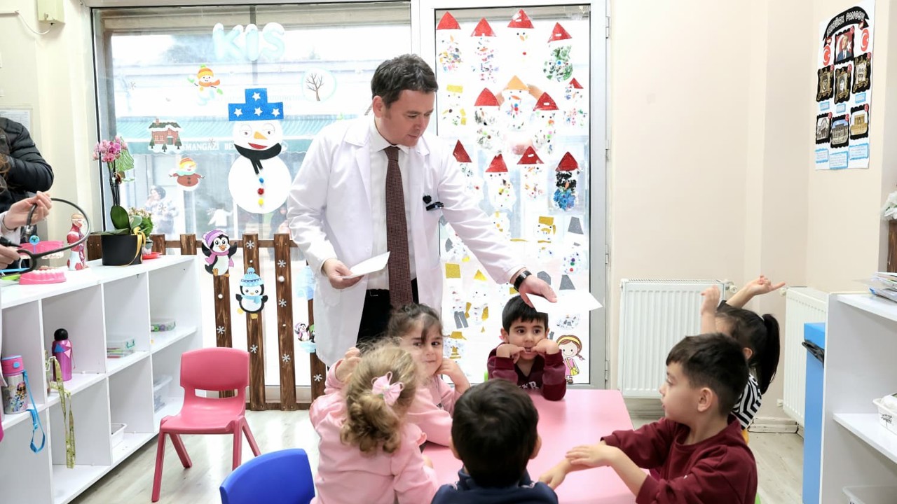 Başkan Erkan Aydın mesleğini çocuklara tanıttı
