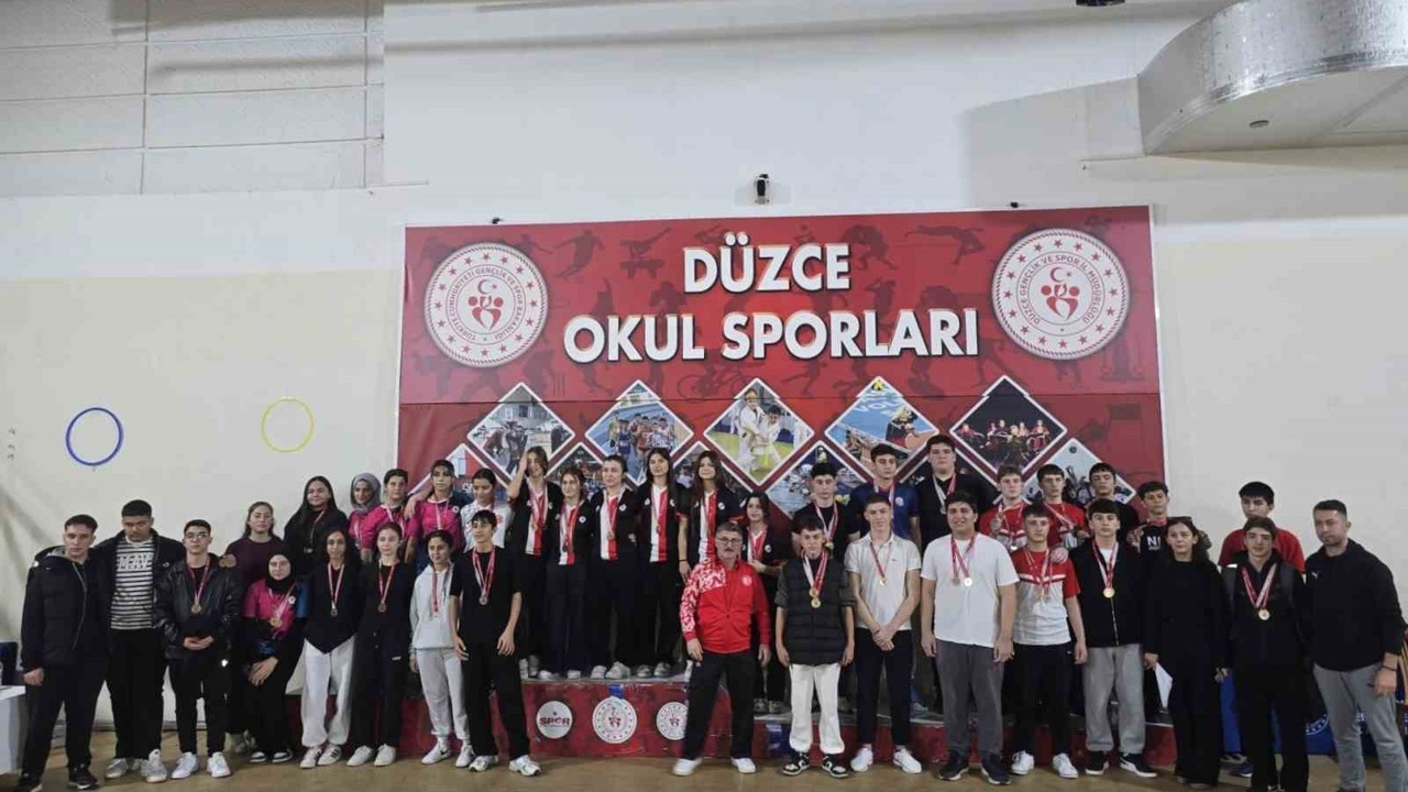 161 sporcu bilek güreşinde mücadele etti
