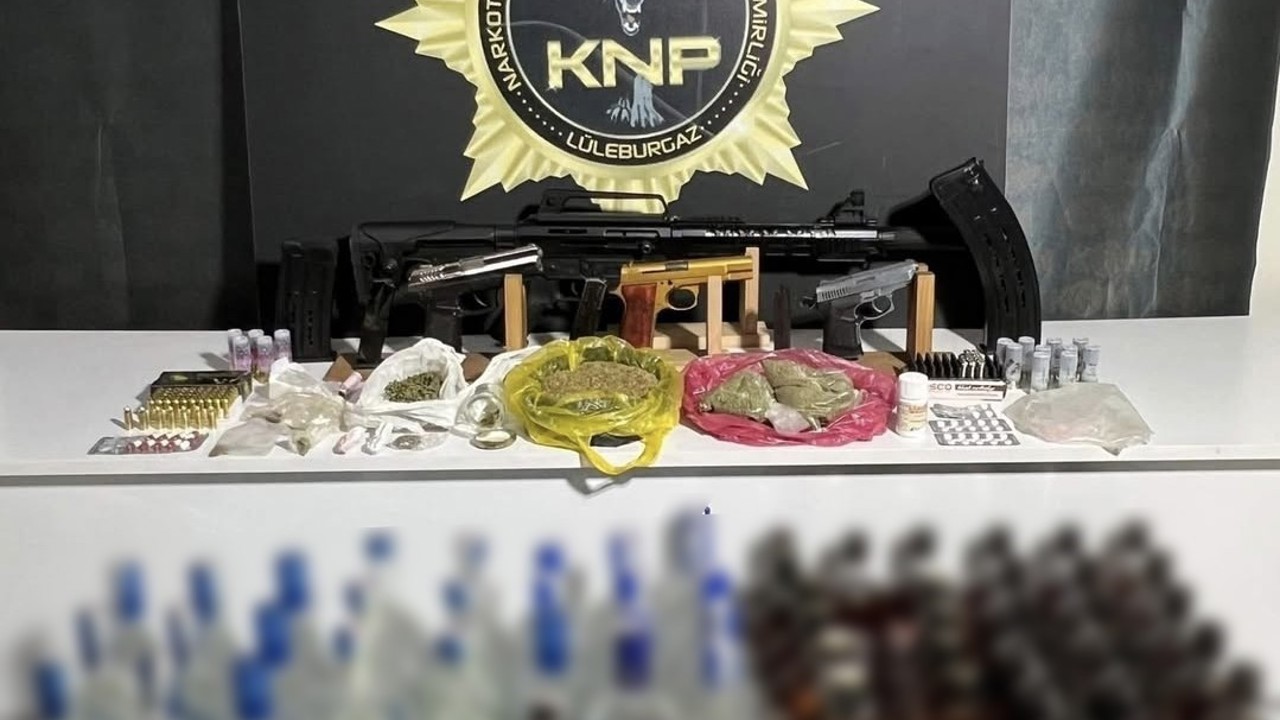 Lüleburgaz’da narkotik operasyonunda 20 gözaltı: Uyuşturucu, kaçak içki ve 3 adet silah ele geçirildi
