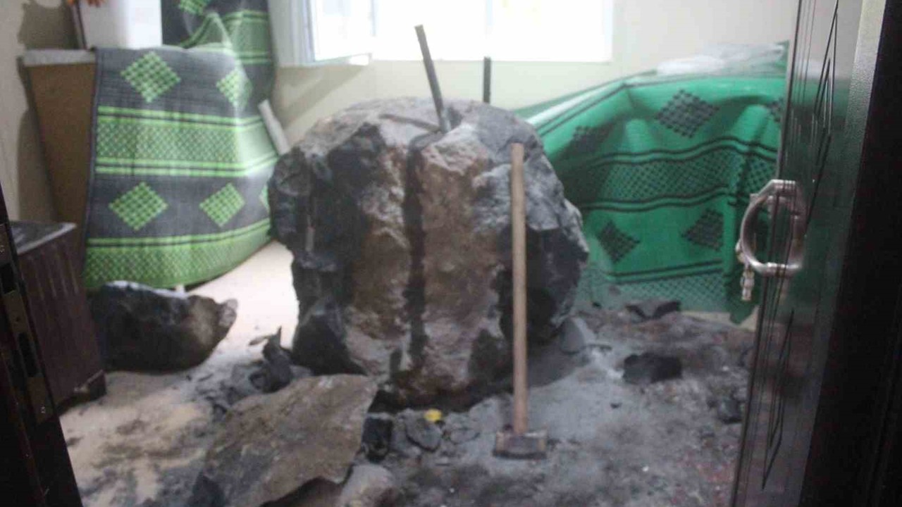 Giresun’da riskli bölgedeki kayalar kaldırılırken kopan kaya parçası evin içerisine girdi
