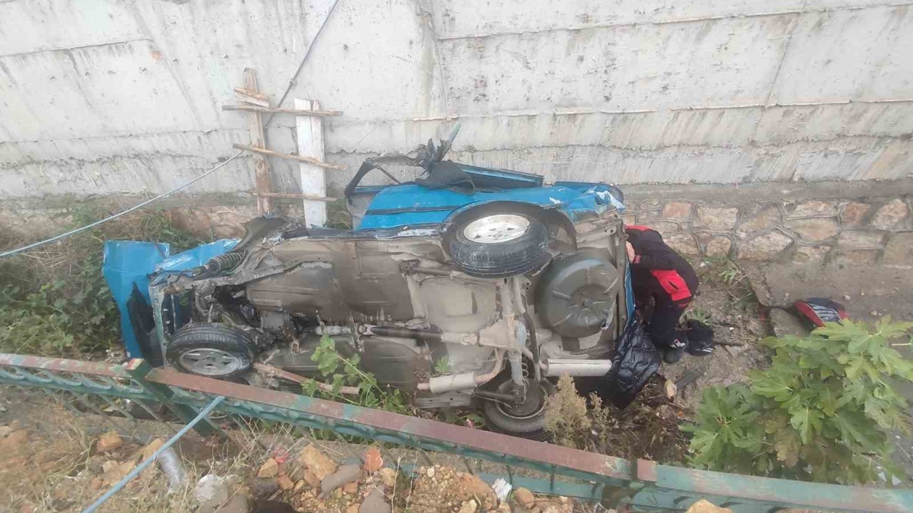 Otomobil drenaj kanalına uçtu: 3 yaralı
