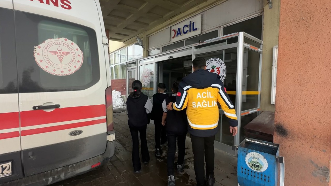 Yüksekova’da Yerli Malı Haftası sonrası gıda zehirlenmesi şüphesi: 40 öğrenci hastanelik oldu
