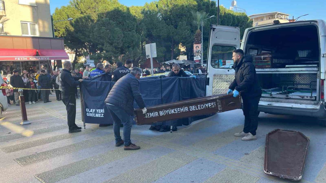 İzmir’de belediyenin çöp kamyonu yaya geçidinde kadını ezdi
