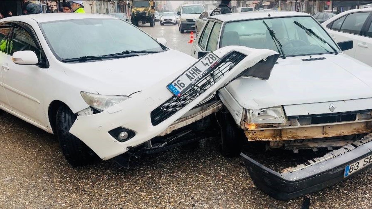 Ceylanpınar’da 2 otomobil çarpıştı
