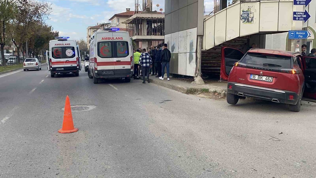 Bursa’da kavşakta feci kaza: 5 yaralı
