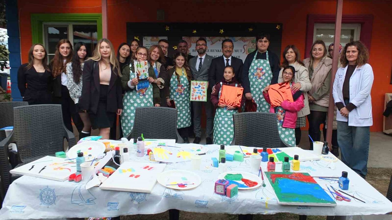 Üniversiteliler, engelli gençleri sevindirdi
