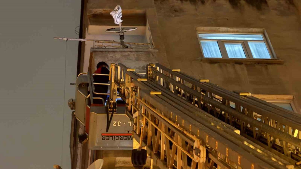 İtfaiye eve merdiven uzatarak girdi, çocuğun uyuduğu ortaya çıktı
