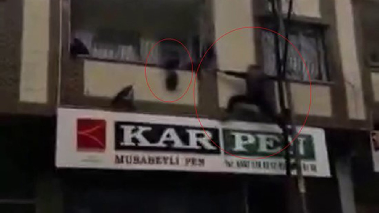 Gaziantep’te yürekleri ağza getiren an: Balkonda asılı kalan çocuğu kurtardı

