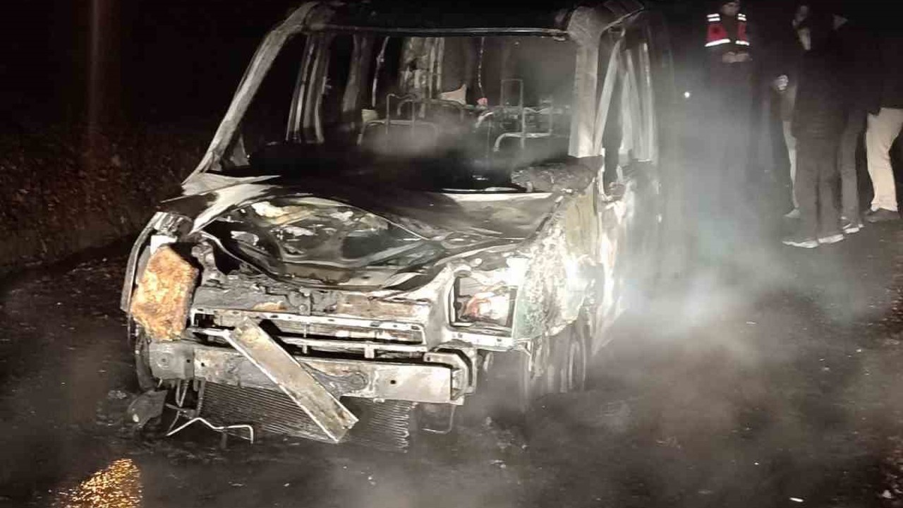 Seyir halindeki hafif ticari araç alev topuna döndü
