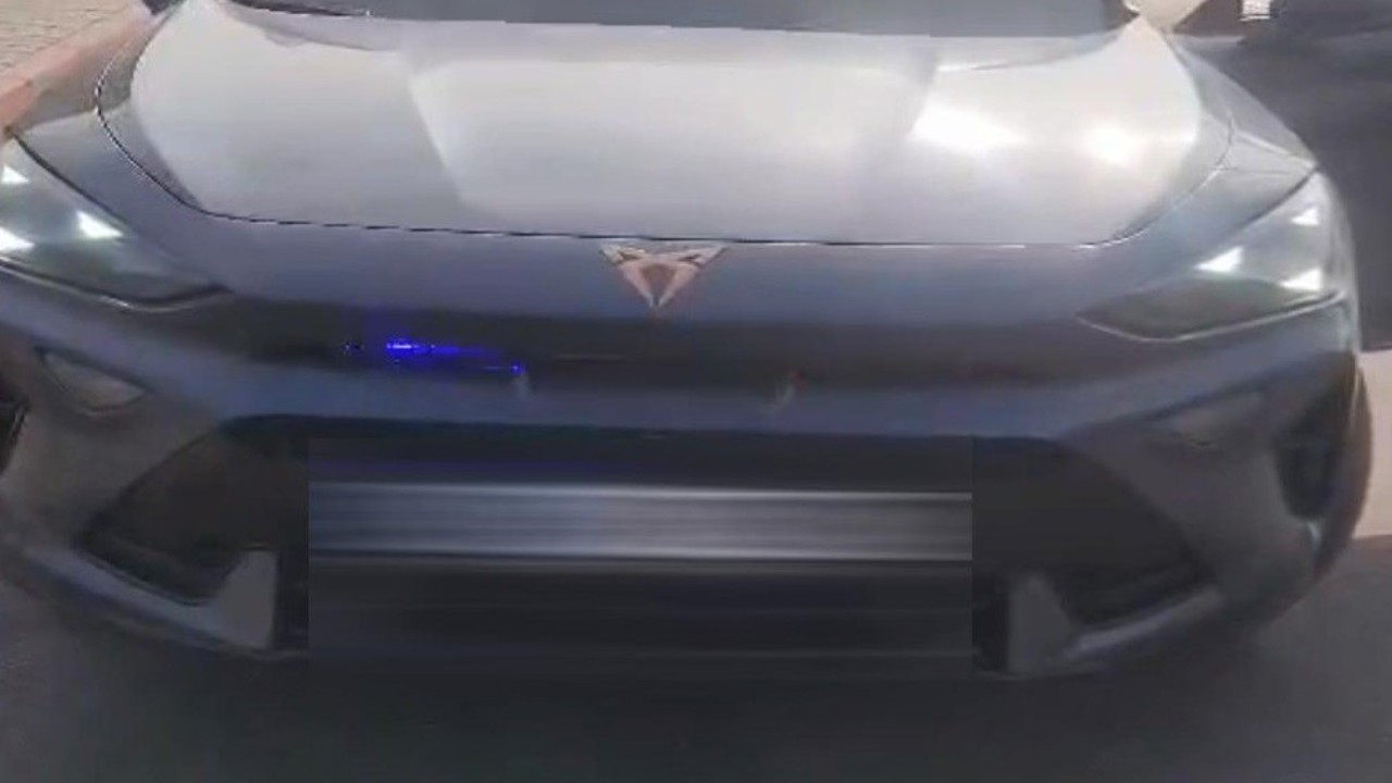 Çakarlı aracın sürücüsüne 276 bin TL ceza kesildi, trafikten men edildi
