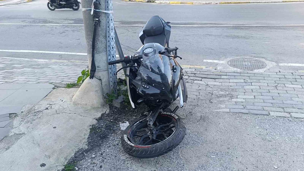 Motosiklet otomobile çarptı: 1 yaralı
