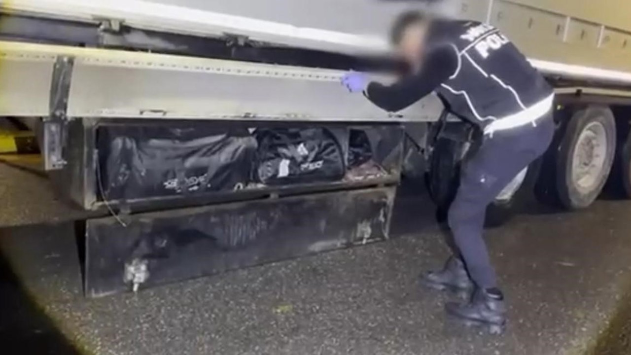 Batman’da ’şehit Alper Albayrak’ operasyonu: 35 kilo skunk, 2 kilo esrar ele geçirildi
