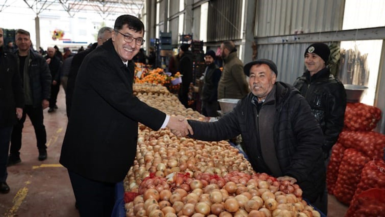 Başkan Eyüp Kahveci, Fatih Mahallesi Semt Pazarı’nda esnaf ve vatandaşlarla buluştu
