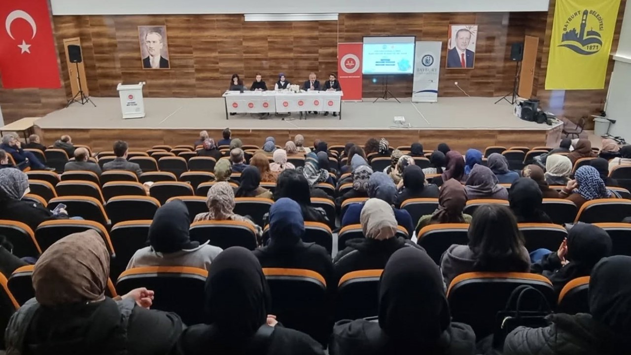 Bayburt’ta insan hakları konulu panel düzenlendi
