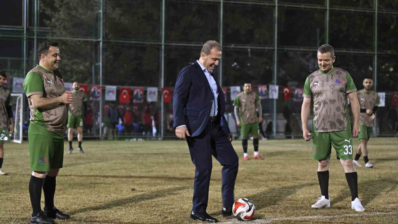 Mersin Büyükşehir Belediyesinin birimler arası futbol turnuvasına start verildi
