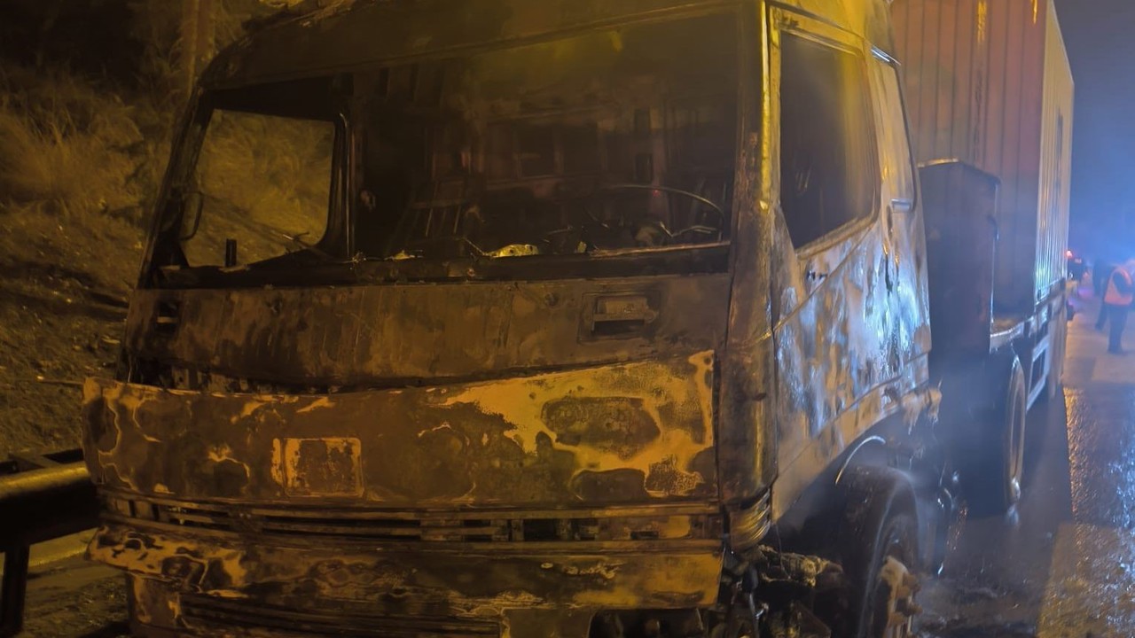 Mersin’de tır yanarak kullanılamaz hale geldi
